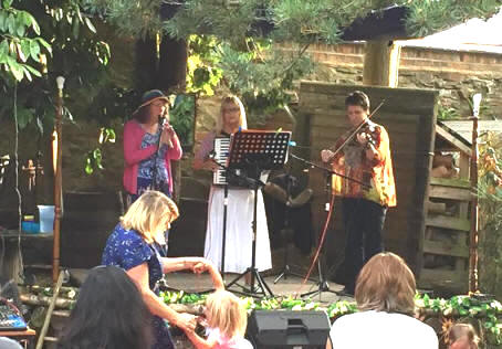 Drowsy Maggies perform at The Green Place